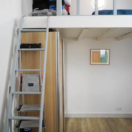 Charming Bright Studio Apartment *